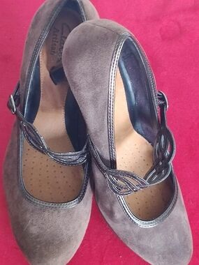 Clarks Artisan Womens 6.5 Gray Suede Round Toe Buckle Mary Jane Platform Heel